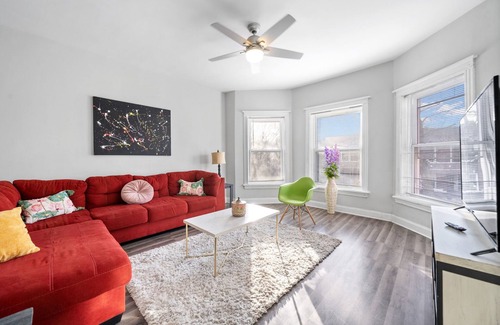 Woodlawn Apartment | Spacious 4-bedroom apartment in fabulous Chicago with WiFi, AC