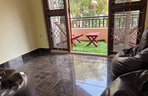 Bengaluru Apartment | Spacious 4-bedroom Backpackers Hostel in enchanting Bengaluru with WiFi.
