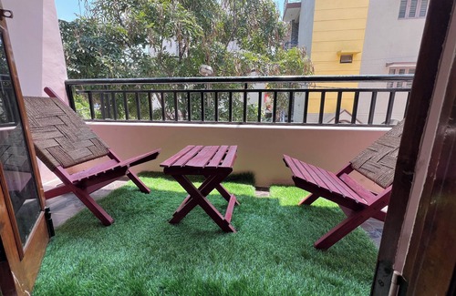 Bengaluru Apartment | Spacious 4-bedroom Backpackers Hostel in enchanting Bengaluru with WiFi.