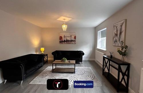 Rushmoor District House | Spacious 4 Bedroom By Tara Stays Short Lets & Serviced Accommodation Aldershot With Free WiFi & Garden