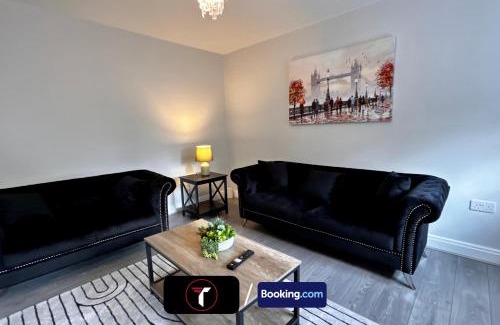 Rushmoor District House | Spacious 4 Bedroom By Tara Stays Short Lets & Serviced Accommodation Aldershot With Free WiFi & Garden