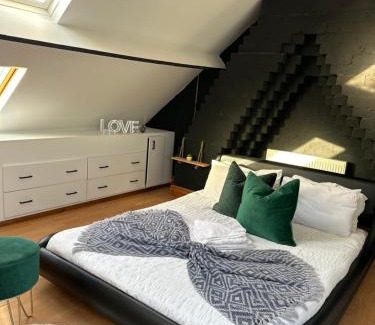 Coventry House | Spacious 4 Bedroom Contractors Friendly Home in Coventry Near Jaguar Land Rover & City Centre