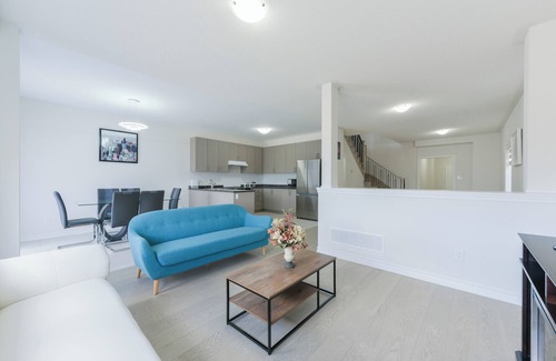 Thorold House | Spacious 4-bedroom Detached house for 10 Guests near Falls, Thorold