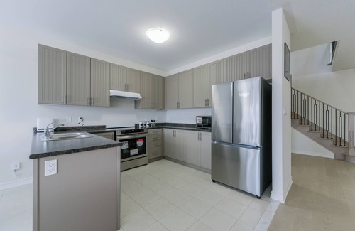 Thorold House | Spacious 4-bedroom Detached house for 10 Guests near Falls, Thorold