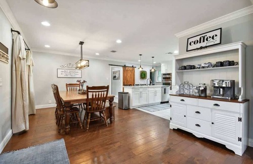 Lake Magdalene House | Spacious 4 Bedroom Entire Home, Tampa, Fire Pit