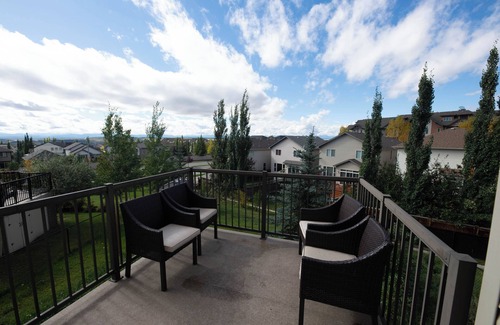 Cochrane House | Spacious 4 Bedroom for Family Trip & Hot tub