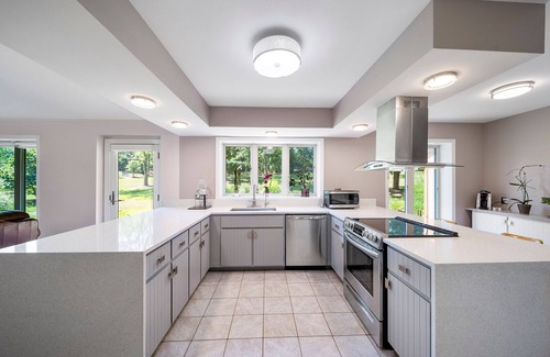 Plato Center House | Spacious 4-bedroom getaway with beautiful patio garden & fitness room, Wifi