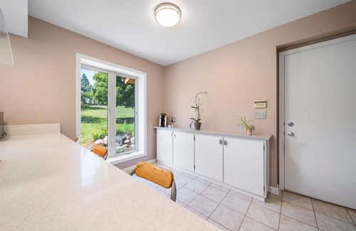Plato Center House | Spacious 4-bedroom getaway with beautiful patio garden & fitness room, Wifi