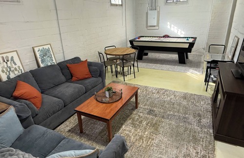 Des Moines House | Spacious 4-bedroom house central to Des Moines near Drake Univ. Fenced yard