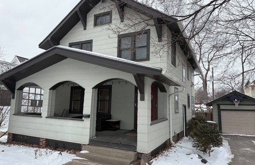 Des Moines House | Spacious 4-bedroom house central to Des Moines near Drake Univ. Fenced yard