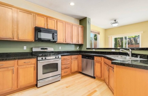 Auburn House | Spacious 4-bedroom house in enchanting Lake Tapps with WiFi