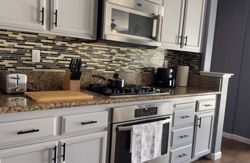Hood House | Spacious 4-bedroom house in brilliant Elk Grove with AC, WiFi