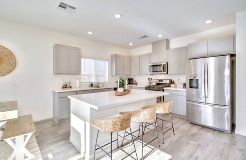Pleasant Grove House | Spacious 4-bedroom house in charming Roseville for Mid-Term Rental