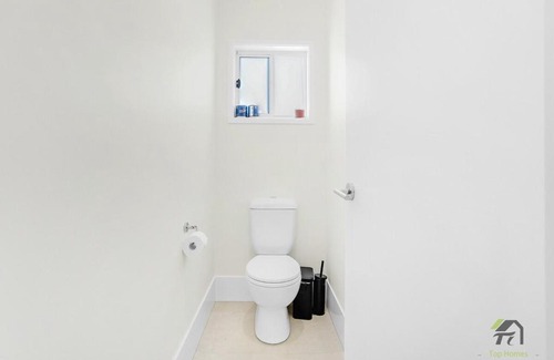 Deebing Heights House | Spacious 4-Bedroom Home in Deebing Heights