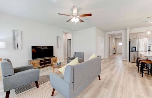 Troy House | Spacious 4 Bedroom Home In Troy