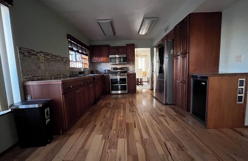 Avondale House | Spacious 4-bedroom house with WiFi and AC in fabulous Avondale