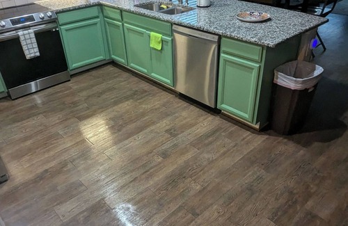 Universal City House | Spacious 4-bedroom house with WiFi and AC in cool Converse