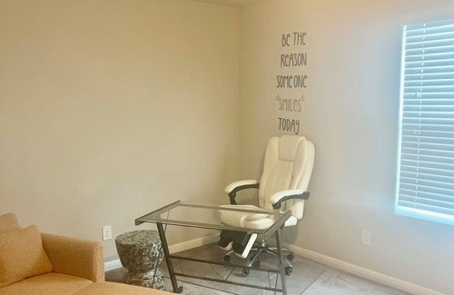 Universal City House | Spacious 4-bedroom house with WiFi and AC in cool Converse