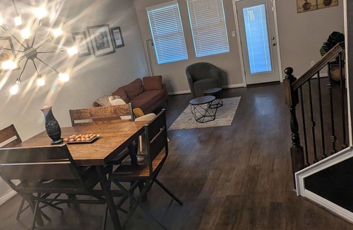 Universal City House | Spacious 4-bedroom house with WiFi and AC in cool Converse