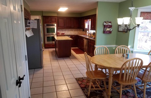 Dunwoody House | Spacious 4 -bedroom house in welcoming Dunwoody, large back yard. Close to MARTA