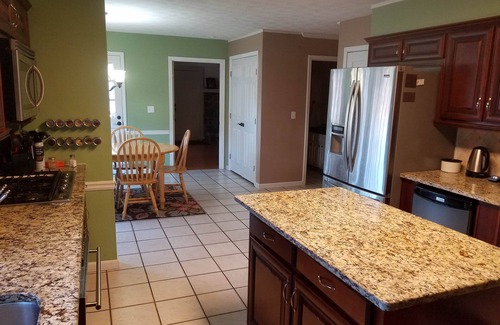 Dunwoody House | Spacious 4 -bedroom house in welcoming Dunwoody, large back yard. Close to MARTA