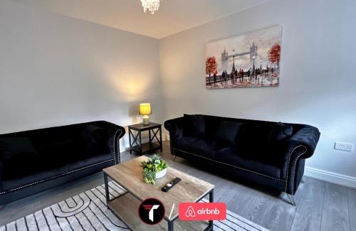 Rushmoor District House | Spacious 4 Bedroom House for 8 Guests Ideal for Families and Contractors, WIFI and Free Parking