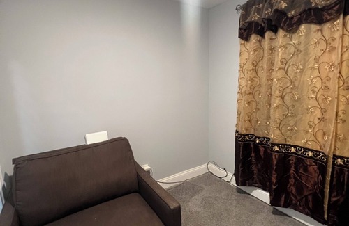 Gresham House | Spacious 4-bedroom house in superb Chicago with WiFi, AC