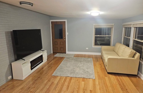 Norwood Park House | Spacious 4-bedroom house in awesome Chicago with WiFi, AC