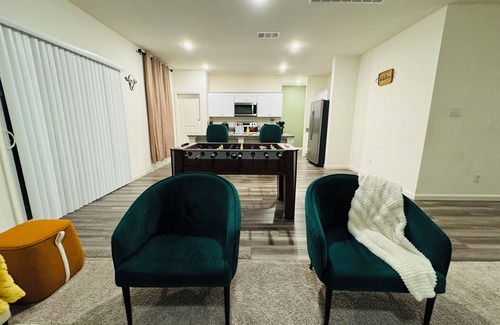 Crowley House | Spacious 4-bedroom house in serene Crowley with WiFi, AC