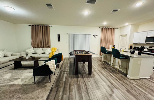 Crowley House | Spacious 4-bedroom house in serene Crowley with WiFi, AC