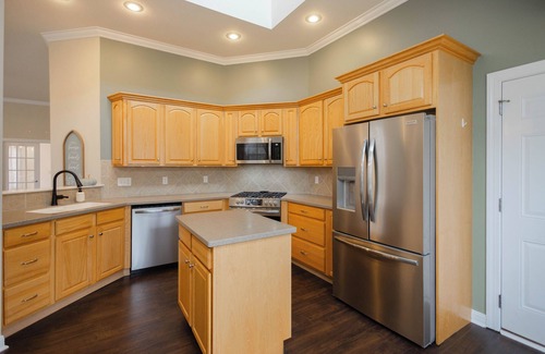 Portage House | Spacious 4 Bedroom House with Hot Tub in Portage