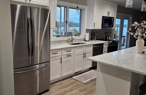Ava House | Spacious 4-bedroom house on Lake Delta on a private road