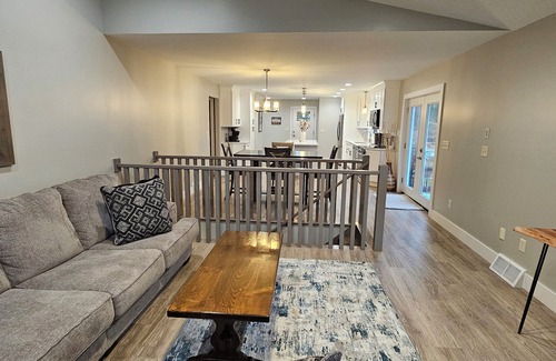 Ava House | Spacious 4-bedroom house on Lake Delta on a private road