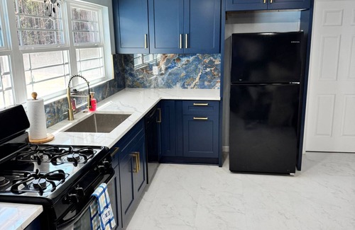Constitution House | Spacious 4-bedroom house in beautiful Atlanta with AC
