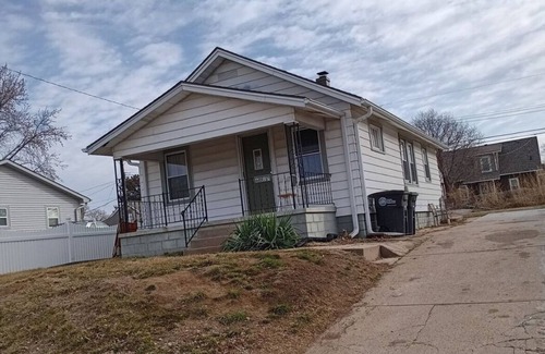 Omaha House | Spacious 4-bedroom house with AC, WiFi in fantastic Omaha