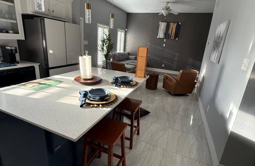 Edinburg House | Spacious 4-Bedroom Luxurious House in Edinburg with Full Amenities