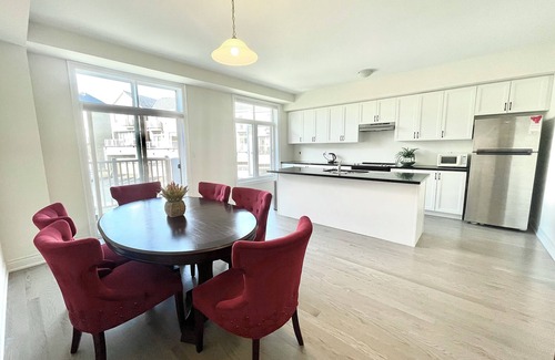 Markham House | Spacious 4 Bedroom Markham Townhouse with 2 Ensuite and King Memory Bed