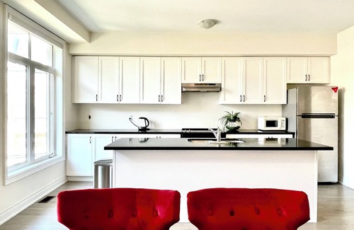 Markham House | Spacious 4 Bedroom Markham Townhouse with 2 Ensuite and King Memory Bed