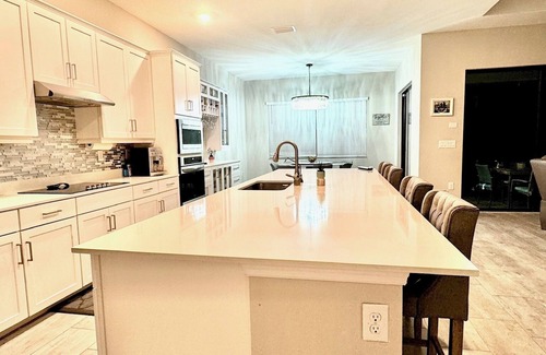 Gateway House | Spacious 4-bedroom pool house in nFort Myers with Resort Style Amenities