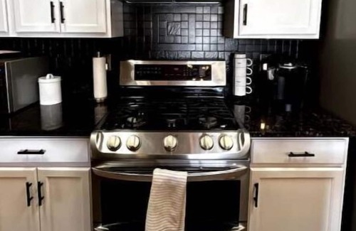 Westgate Heights House | Spacious 4 Bedroom Oasis with Pool Table, Backyard Paradise,🥶AC, and Fast WiFi!