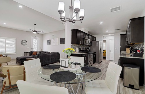 Biggs Field House | Spacious 4-Bedroom Haven/Ideal for Extended Stay