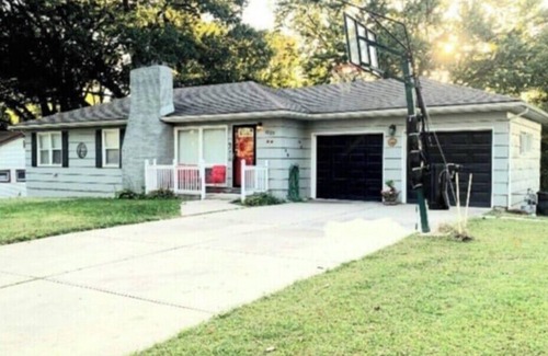 Kansas City House | "Spacious 4-Bedroom Oasis, sleeps 11—Perfect VRBO Getaway Awaits! Book Today!"