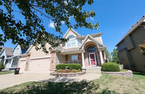 Lee's Summit House | Spacious 4-bedroom house with WiFi and AC in fabulous Lee's Summit