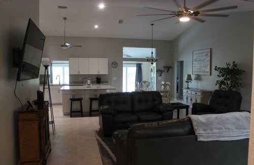 Broadmoor House | SPACIOUS 4 BEDROOMED HOME
