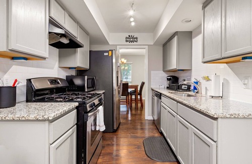 Heritage House | Spacious 4 bedroom with pool- minutes to Seaworld!