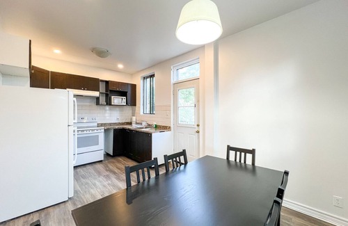 Saint Henri Apartment | Spacious 4 bedroom with private parking downtown by waterway