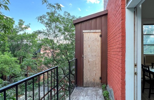 Saint Henri Apartment | Spacious 4 bedroom with private parking downtown by waterway