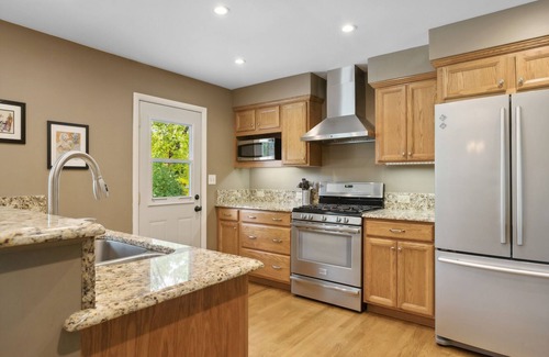 Geneva House | Spacious 4 BR Getaway in the Heart of Geneva. Walk to Downtown and the Fox!