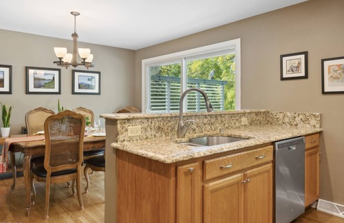 Geneva House | Spacious 4 BR Getaway in the Heart of Geneva. Walk to Downtown and the Fox!