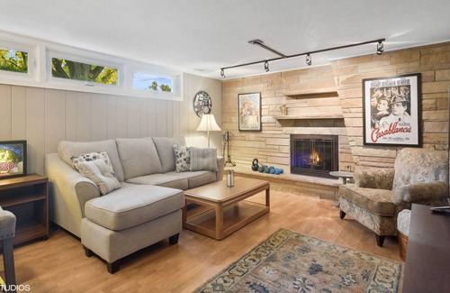 Geneva House | Spacious 4 BR Getaway in the Heart of Geneva. Walk to Downtown and the Fox!